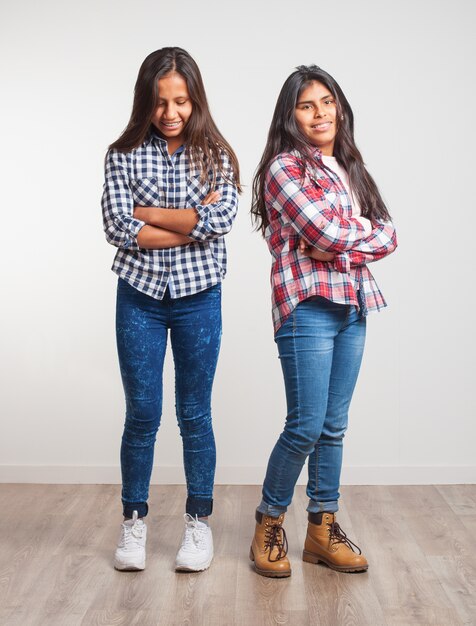 Giovani ragazze con le braccia incrociate