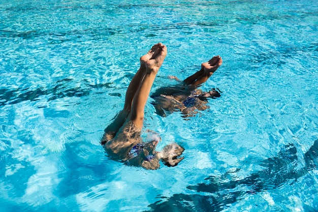 Giovani ragazze in posa all'interno della piscina