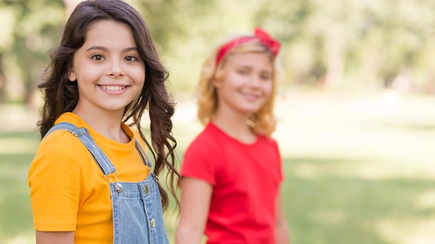 Giovani ragazze nel parco