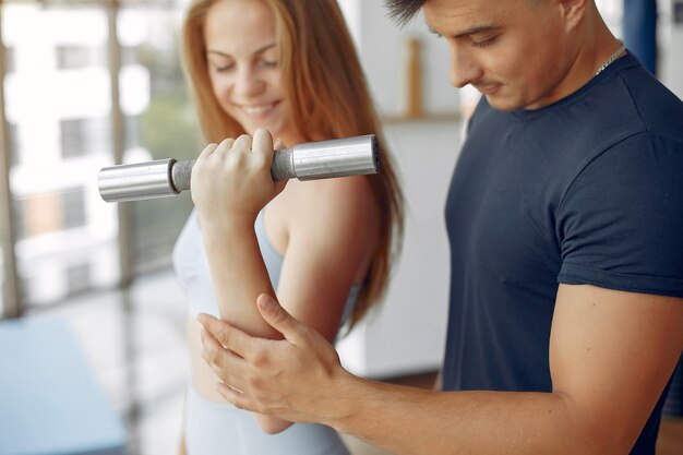 Giovani sportivi che si allenano in una palestra mattutina