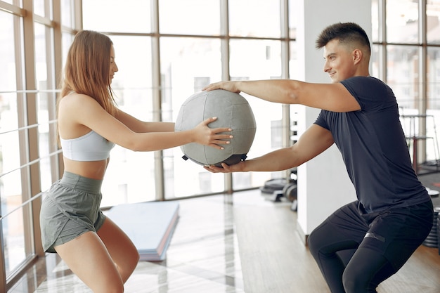 Giovani sportivi che si allenano in una palestra mattutina