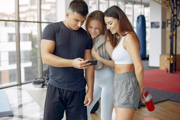 Giovani sportivi che si allenano in una palestra mattutina