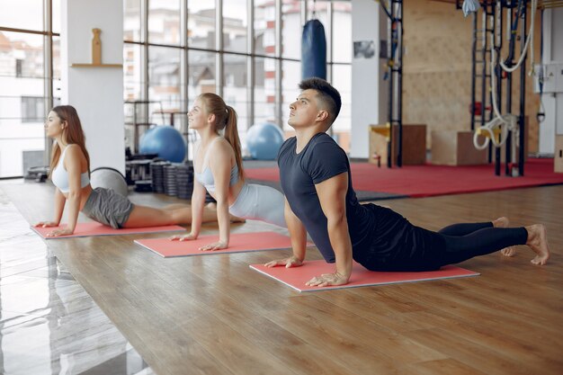 Giovani sportivi che si allenano in una palestra mattutina