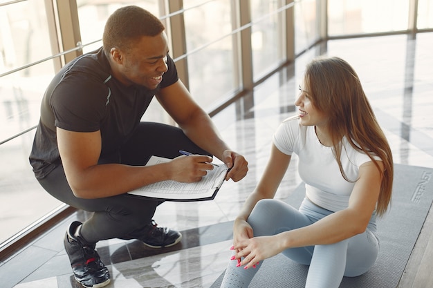 Giovani sportivi che si allenano in una palestra mattutina