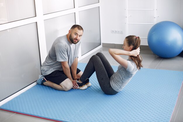 Giovani sportivi che si allenano in una palestra mattutina