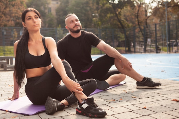 Giovani sportivi sul tappetino nella stessa posizione