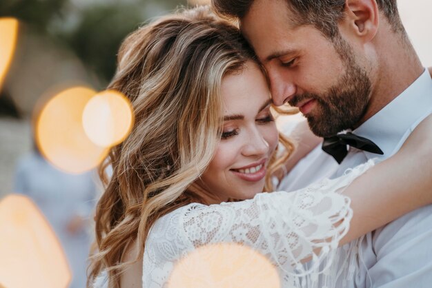 Giovani sposi che hanno un matrimonio sulla spiaggia