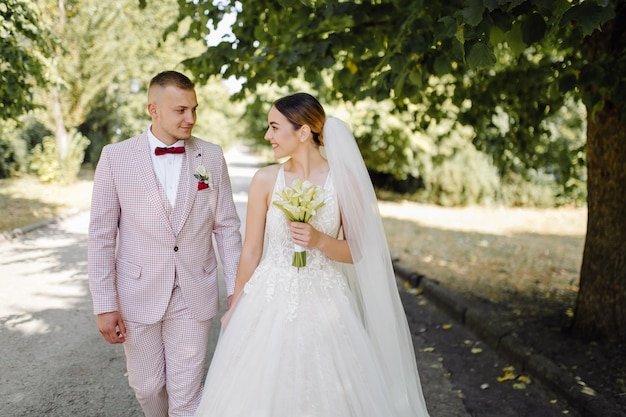 Giovani sposi felici. Abbraccio caucasico dello sposo e della sposa