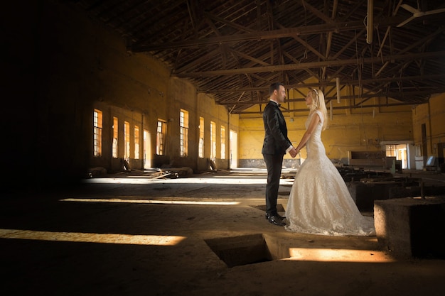 Giovani sposi in abito da sposa foto di matrimonio all'aperto
