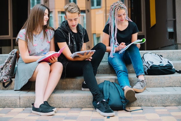 Giovani studenti che imparano lezioni