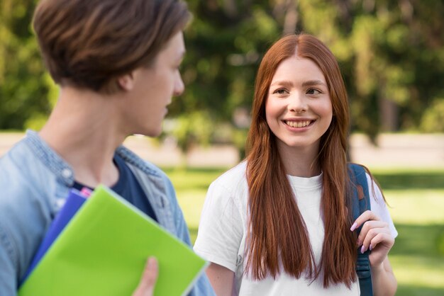 Giovani studenti felici di tornare all'università