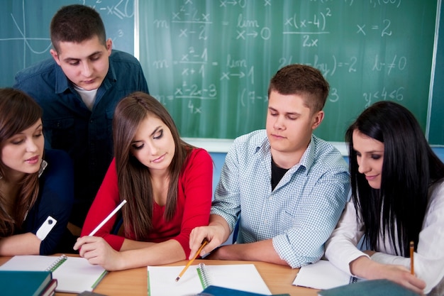 Giovani studenti in classe