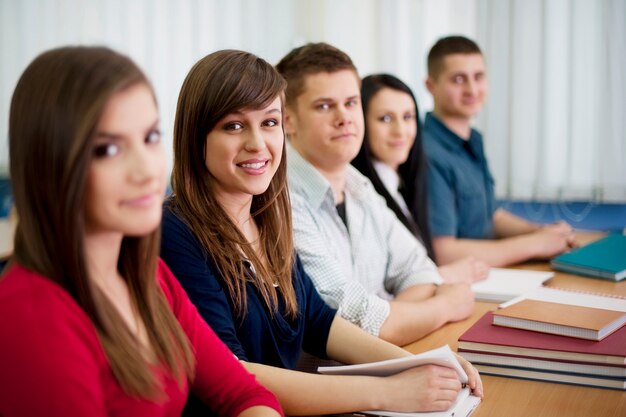 Giovani studenti in classe