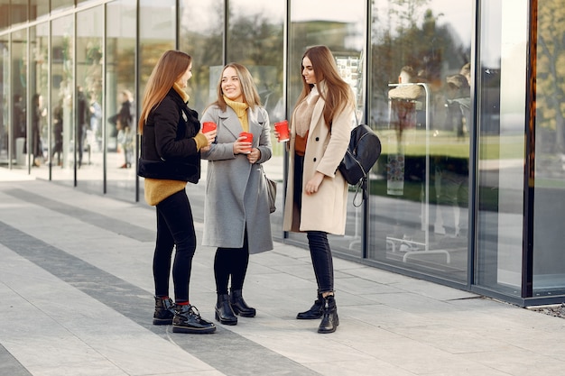 Giovani studenti in un campus studentesco in piedi con un caffè