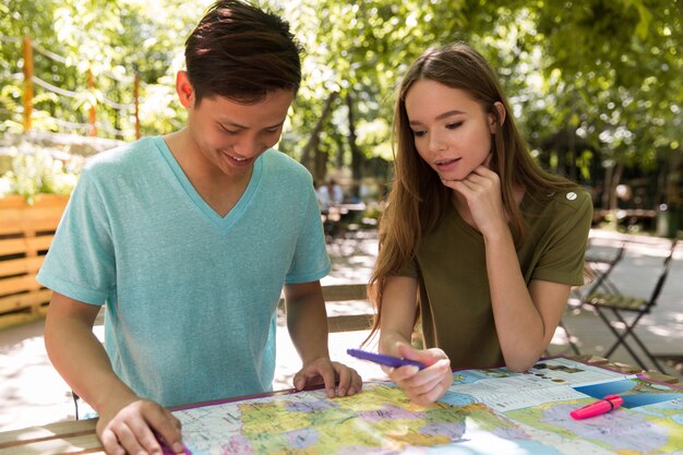 Giovani studenti multietnici concentrati degli amici all'aperto