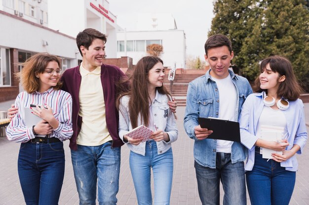 Giovani studenti universitari che camminano insieme