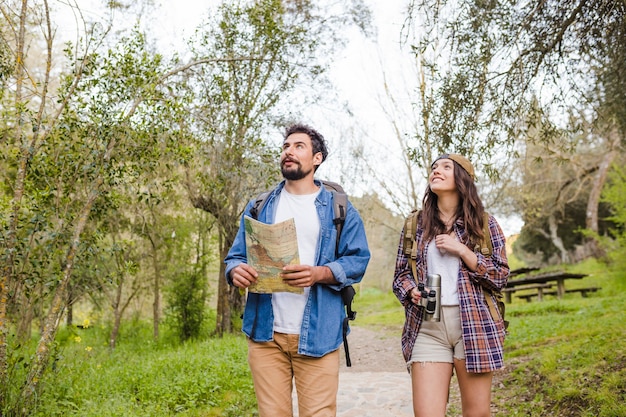 Giovani viaggiatori che camminano nella foresta