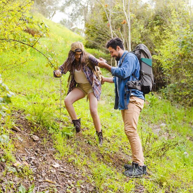 Giovani viaggiatori che scalano la collina