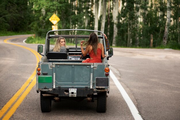 Giovani viaggiatori rurali che guidano attraverso la campagna