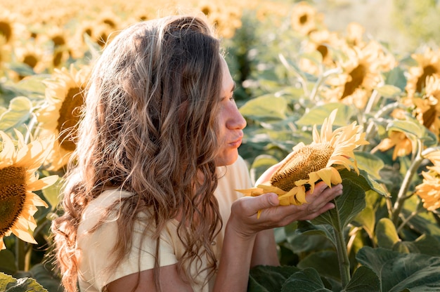 Girasole della holding della donna di vista laterale