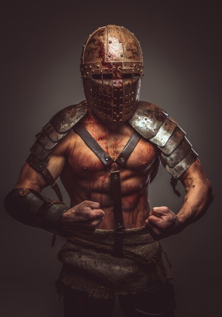 Gladiatore sanguinante arrabbiato con elmo e armatura antica.