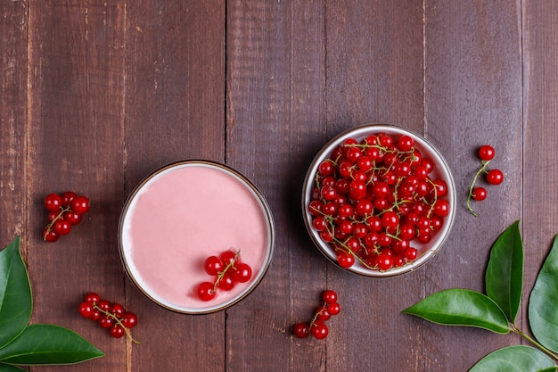 Glassa di ribes delizioso fatto in casa con ribes rosso fresco.