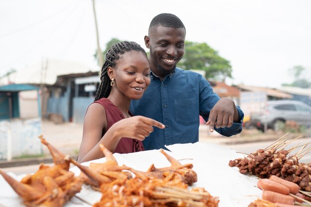 Gli africani prendono del cibo da strada