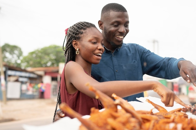 Gli africani prendono del cibo da strada