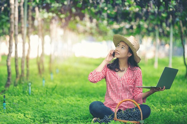 Gli agricoltori sono felici di vendere uva da mercato online