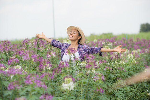 Gli agricoltori sono felici nella loro fattoria di fiori.