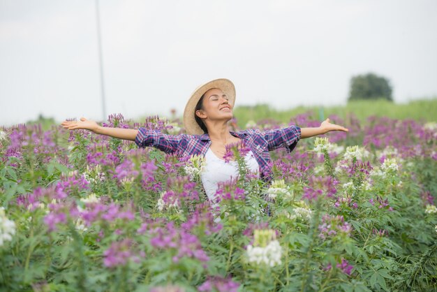 Gli agricoltori sono felici nella loro fattoria di fiori.