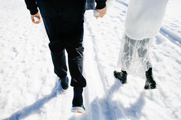 Gli amanti felici camminano insieme nella neve