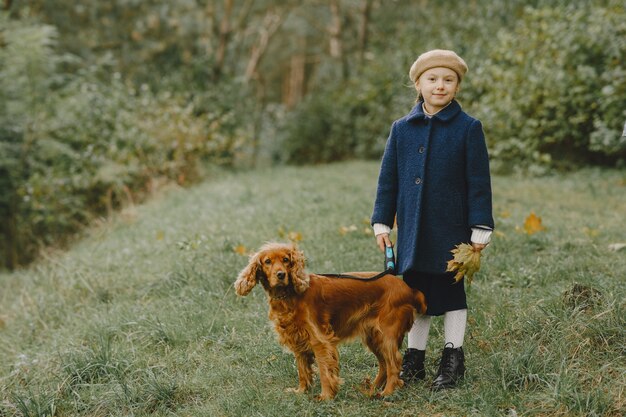 Gli amici si divertono all'aria aperta. Bambino in un cappotto blu.