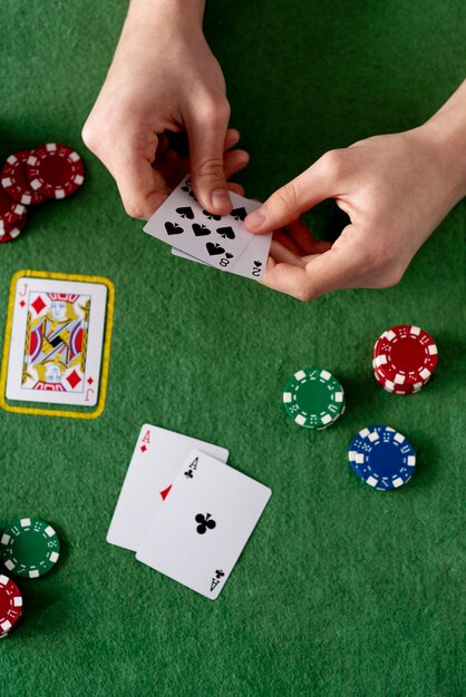 Gli amici si divertono giocando a poker