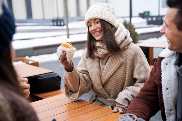 Gli amici si sono riuniti dopo molto tempo e hanno mangiato hamburger insieme