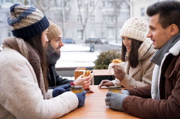 Gli amici si sono riuniti dopo molto tempo e hanno mangiato hamburger insieme