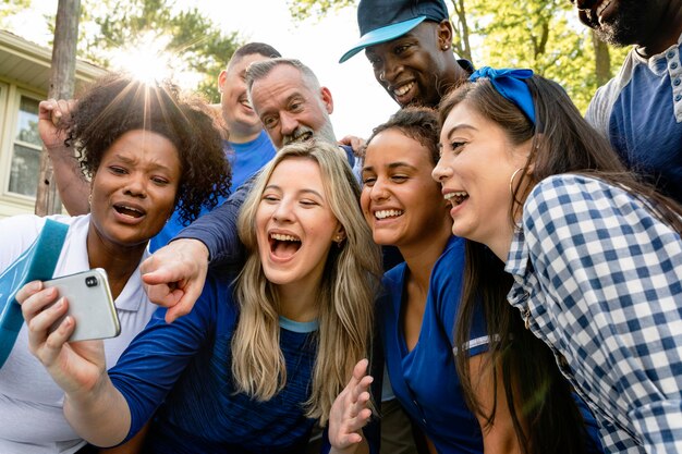 Gli appassionati di sport guardano la loro squadra vincere la partita su un telefono cellulare