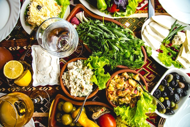Gli azeri hanno messo la vista superiore dei sottaceti delle olive del formaggio di mangal