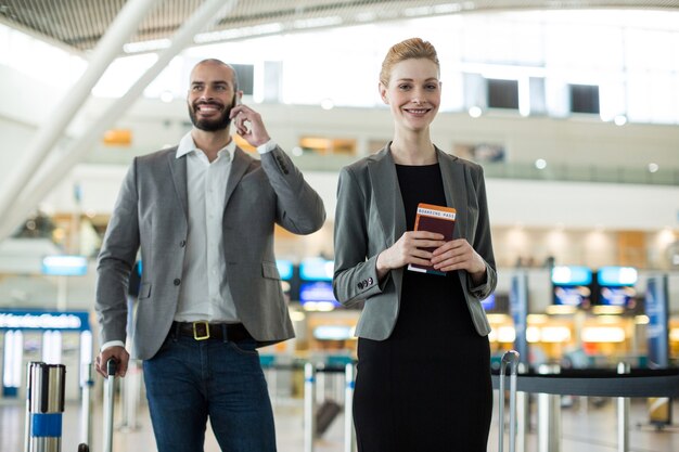 Gli imprenditori in attesa in coda al banco del check-in con i bagagli