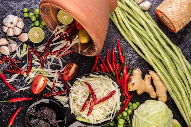 Gli ingredienti dell'insalata di papaya includono la papaya.