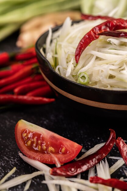 Gli ingredienti dell'insalata di papaya includono la papaya.