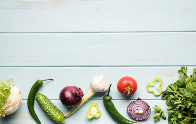 Gli ingredienti vegetali vista dall'alto copiano lo spazio