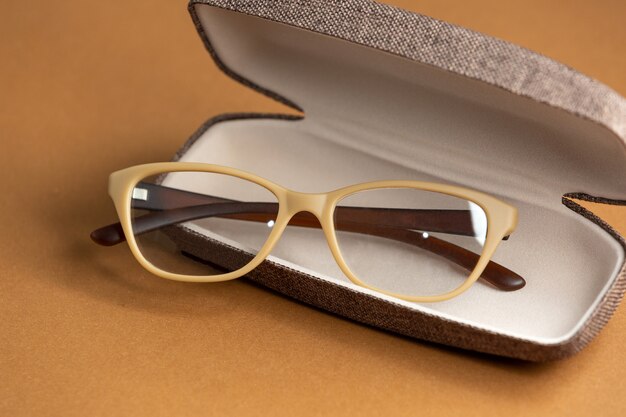 Gli occhiali da sole moderni di una vista frontale moderni sui precedenti marroni hanno isolato l'eleganza degli occhiali di visione