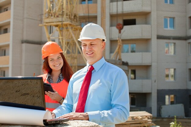 Gli operai impiegatizi lavorano nel cantiere