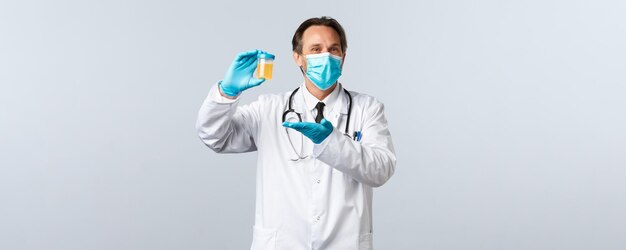 Gli operatori sanitari che prevengono il virus e il concetto di vaccinazione hanno soddisfatto il medico sorridente in medicina ...