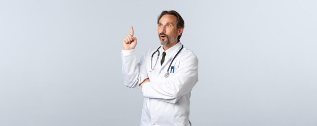 Gli operatori sanitari dell'epidemia di coronavirus di Covid e il concetto di pandemia hanno eccitato il medico in camice bianco...