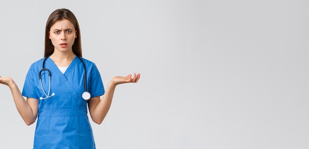 Gli operatori sanitari prevengono l'assicurazione contro i virus e il concetto di medicina l'infermiera femminile confusa e perplessa