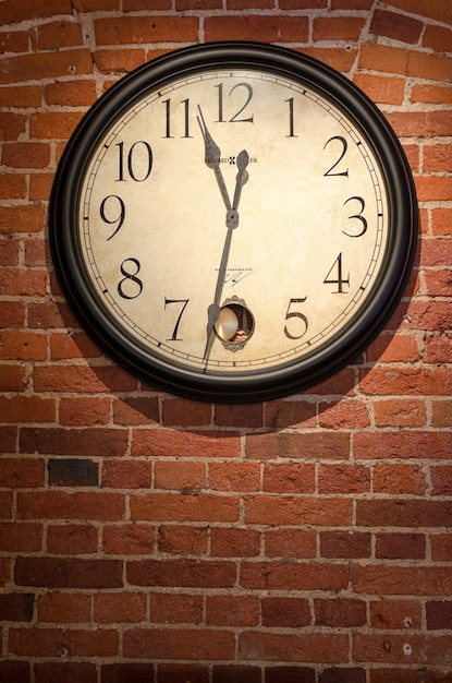 Gli orologi antichi stili retrò d&#39;epoca