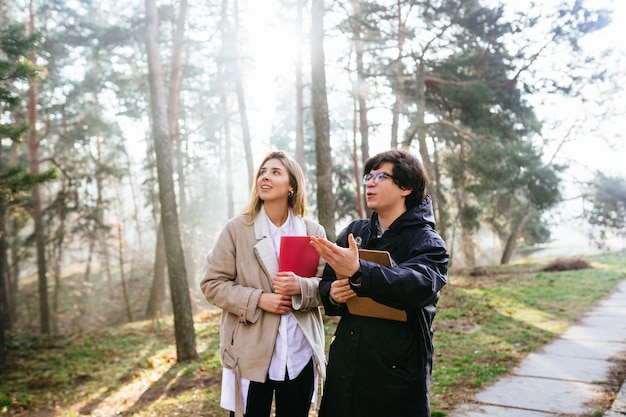 Gli scienziati stanno studiando le specie vegetali e ispezionano gli alberi nella foresta