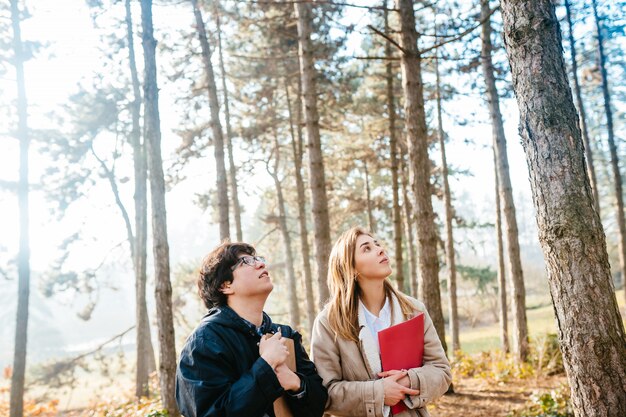 Gli scienziati stanno studiando le specie vegetali nella foresta. L'ecologista scienziato ispeziona gli alberi